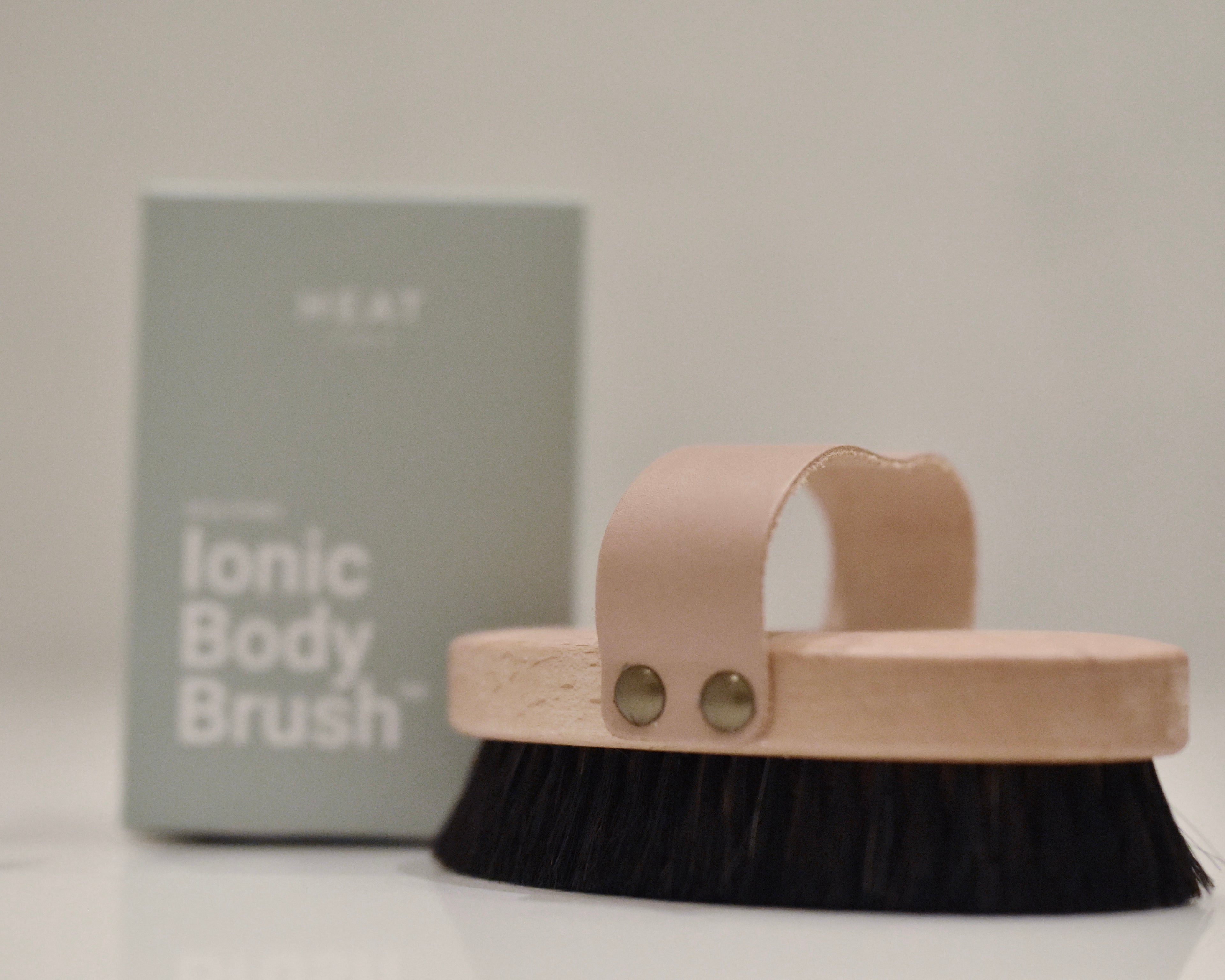 The HEAT by Sophia Lie Ionic Body Brush - Skrubb-borste