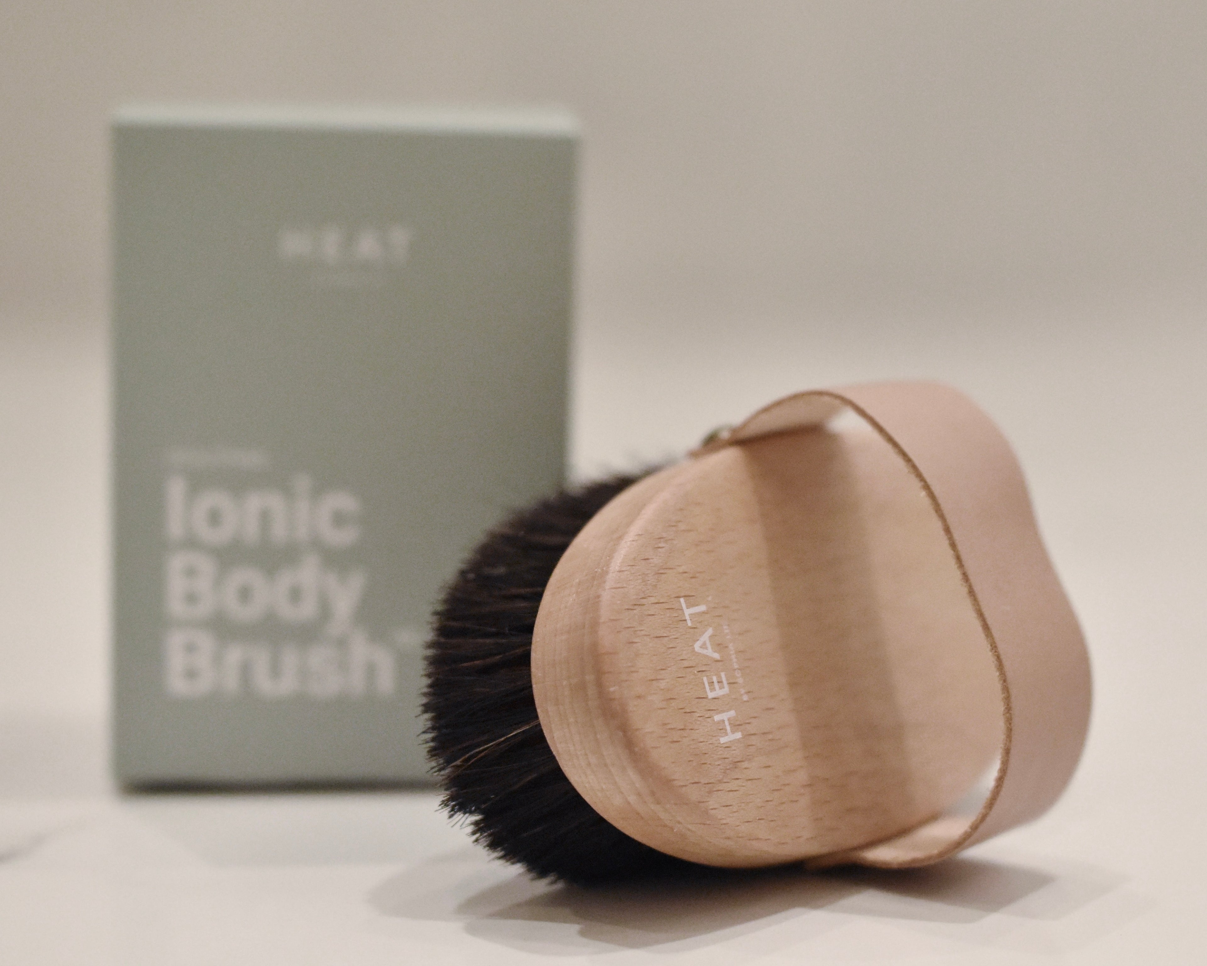 The HEAT by Sophia Lie Ionic Body Brush - Skrubb-borste